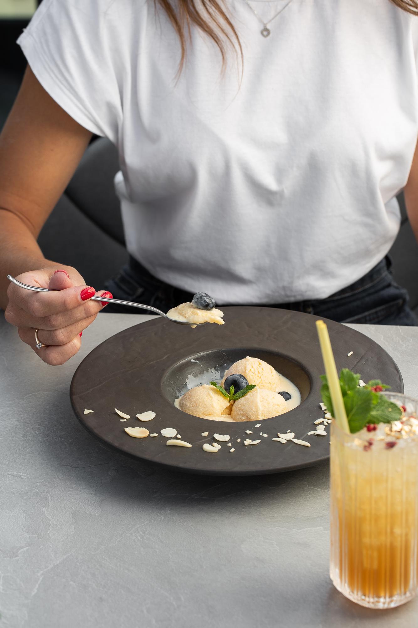 Instruktor kulinarny pokazujący plating